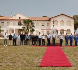 Click para ampliar Su Majestad el Rey con pilotos de la Patrulla Águila durante inauguración del monumento conmemorativo del 40º aniversario de la Patrulla Águila
